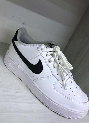 Класичні низькі кросівки nike air force 1 '07 у базовому контрастному забарвленні white/black (біла шкіряна основа з чорним фірмовим логотипом swoosh