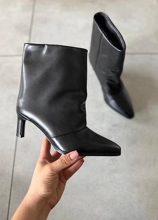Чорні ботильйони з натуральної шкіри на зручному підборі / гострий носок