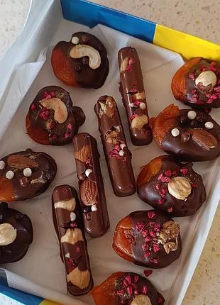 Шоколад з курагою та горіхами