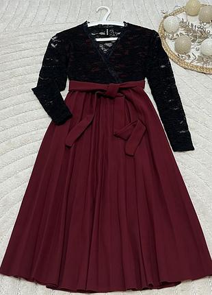 Актуальное красивое платье из кружева.
