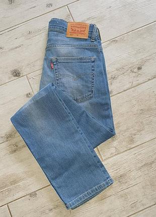 Світло-блакитні джинси бренду levi's (модель  завужені або прямі, наприклад, 512