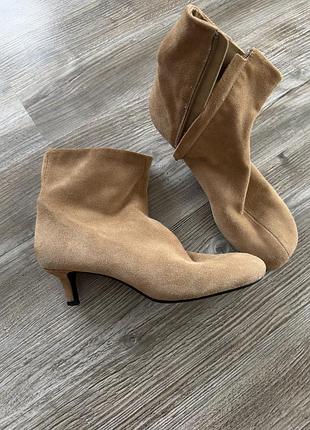 Замшеві ботильйони zara 39 розмір, натуральна замша, на підборах 5 см, дуже зручні в ідеальному стані. бежевий універсальний колір.