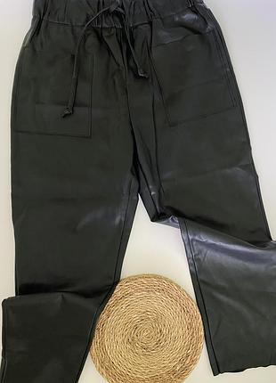 Жіночі джогери зі штучної шкіри від бренду zara розмір м