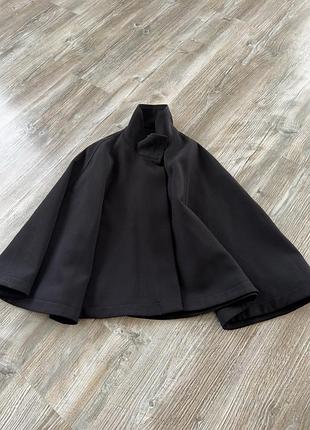Кейп zara чорного кольору, ідеальний стан, розмір м, хоча універсальний. на кнопках. тканина не вказана, на кнопках.