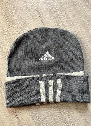 Сіра шапка від adidas в полоску