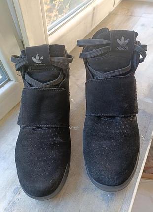 Кросівки утеплені adidas tubular invader strap у повністю чорному виконанні (all black).