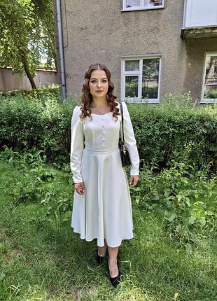 Довга сукня жіноча біла з довгим рукавом.