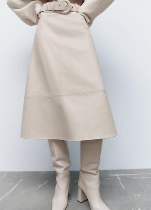 Спідниця zara жіноча міді а-силуету з екошкіри бежева з поясом