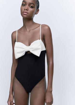 Боди zara черно-белое на тонких бретелях с большим бантом