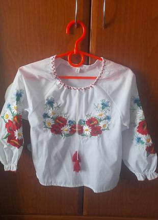 Вишиванка для дівчинки біла з квітковою вишивкою