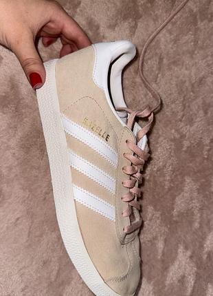 Кросівки жіночі adidas gazelle бежеві з білими смужками