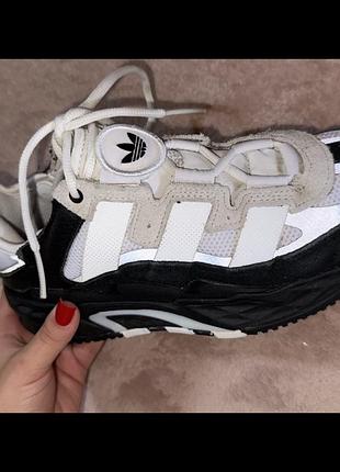 Кросівки жіночі adidas білі з чорним