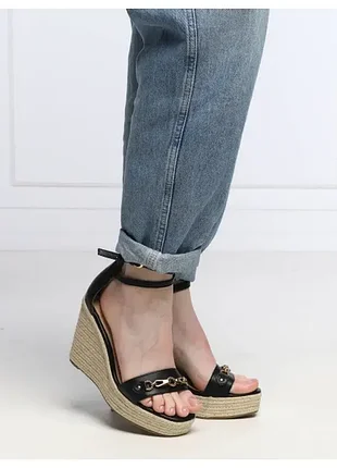 Шкірянi босоніжки на платформі wendy guess