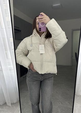 Молочний зимовий пуфер zara з капюшоном