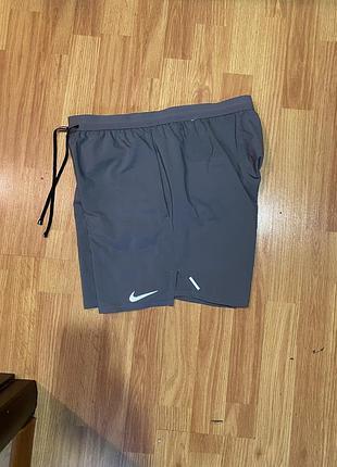 Чоловічі спортивні шорти nike