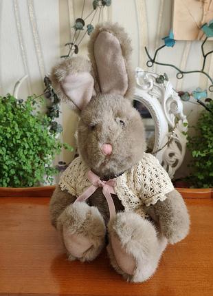 Вінтажна м'яка іграшка зайчик mitsy «mitsy bunny» (russ berrie) у в'язаній накидці