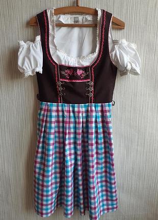 Традиционный баварский костюм дырдль (dirndl) от stockerpoint