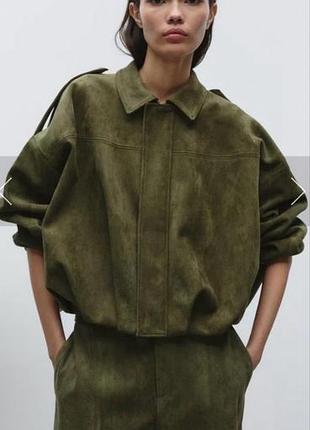Жіноча куртка-бомбер zara, замшева, кольору хакі