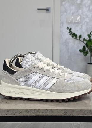 Демисезонные кроссовки adidas на теплую осень и весну