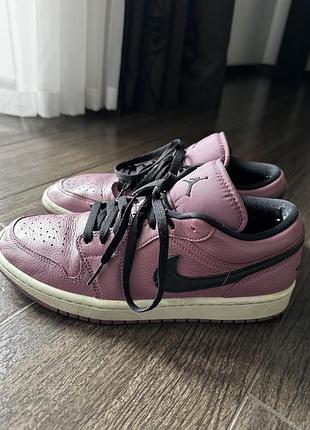 Кросівки жіночі jordan air jordan 1 low se violet dc7268-500 фіолетові оригінал