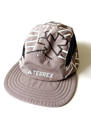 Спортивная пятипанельная кепка adidas terrex heat.rdy 5-panel graphic cap