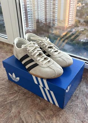 Adidas tokyo 42 2/3, майже нові