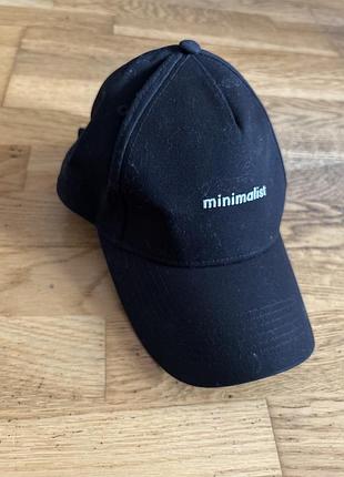 Кепка чорна з написом minimalist