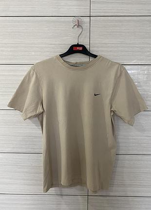 Вінтажна чоловіча футболка nike / бежева базова найк з вишитим міні-логотипом / розмір m (оригінал)
