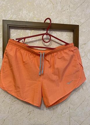 Жіночі спортивні шорти для бігу nike