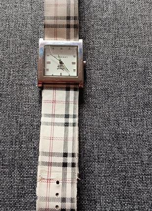 Годинники жіночі burberry кварцові з тканинним ремінцем у клітинку