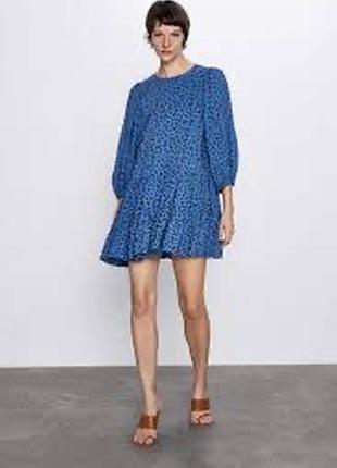 Короткое синее платье  от бренда zara с эффектным анималистичным принтом («леопард» в сине-черных тонах), объемными рукавами-фонариками