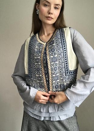 Стильна жіноча жилетка в біло-синіх кольорах в українському гуцульському стилі безрукавка