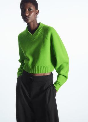 Джемпер женский cos cropped v-neck wool jumper / s