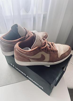 Продам оригінальні  кросівки nike air jordan 1, бежевого та коричневого кольору , шкіряні і замшевими вставками, стан близький до ідеалу