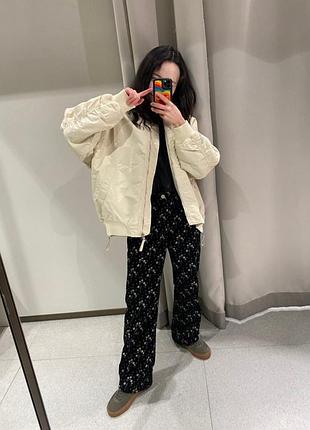 Молочный нейлоновый оверсайз бомбер с утеплением zara 
🔥🔥🔥🔥🔥🔥🔥🔥🔥🔥🔥🔥🔥
