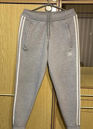 Спортивные трикотажные штаны на флисе,джоггеры adidas originals.оригинал.