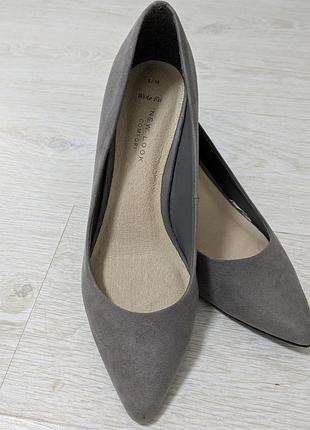 Елегантні сірі туфлі-човники new look comfort (wide fit) 39 розмір