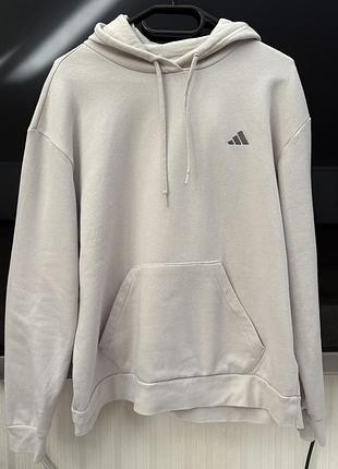 Худи adidas бежевого цвета.