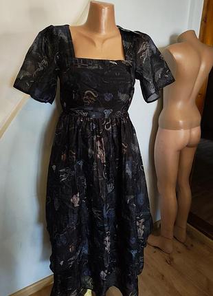 Платье maudeline victoriana print layered organza midi dress от известного бренда альтернативной моды disturbia.