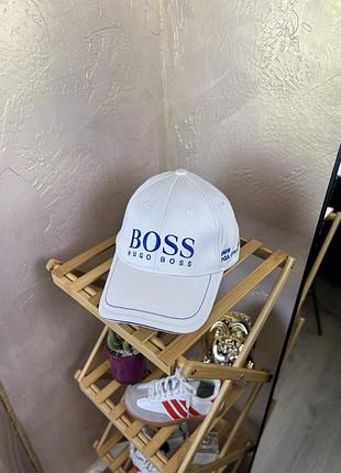 Білосніжна кепка boss green bmw pga championship з обʼємною вишивкою