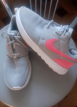 Кросівки для підлітків nike сірі з рожевим, розмір 34