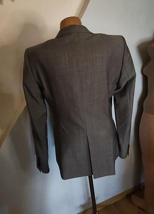 Пиджак серого цвета бренда massimo dutti с внутренней подкладкой и карманом.
