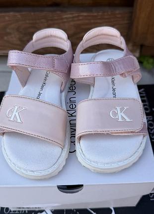 Дитячі рожеві босоніжки calvin klein jeans,24 розмір,устілка 16 см