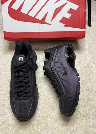 Культові кросівки nike shox r4
