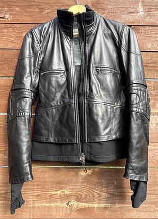 Vintage leather sport ( línea rossa) архівна шкіряна байкерська куртка, ( y2k)  жіноча, люксового бренду prada глибокого чорного кольору. розмір  xs—s