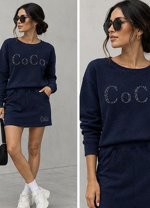 Женский стильный трикотажный костюм-двойка coco со стразами (свитшот + мини-юбка), темно-синий