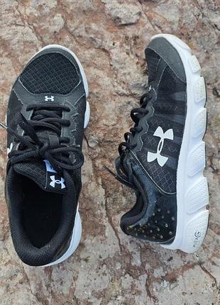 Кросівки  under armour чорні, розмір 38.5