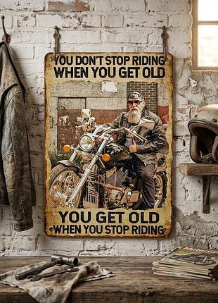 Металлическая винтажная табличка мотоциклист байкер мото цитата you don't stop riding 14х20 см