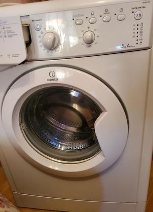 Узкая стиральная машина indesit iwsb 5105 (5 кг, 1000 об/мин)