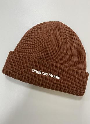 Шапка біні чоловіча від бренду jack & jones.